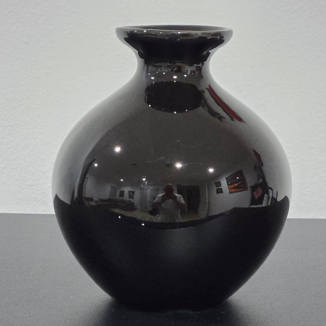 Mid-Century Modern Royal Haeger Black Ceramic Bud Vase – Mid-Century American, Handcrafted For Sale - Image 3 of 7