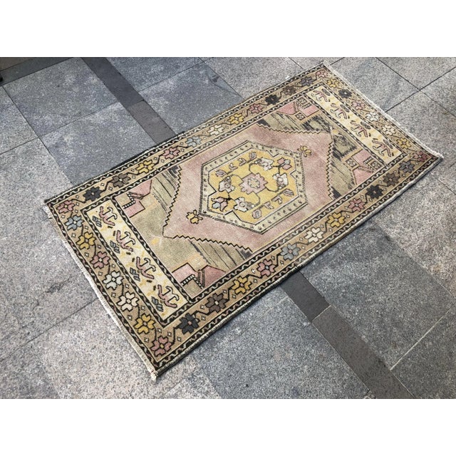 Turkish handmade handwoven vintage anatolian OUSHAK rug. We collect old Vintage rugs from Anatolia, which is the east part...