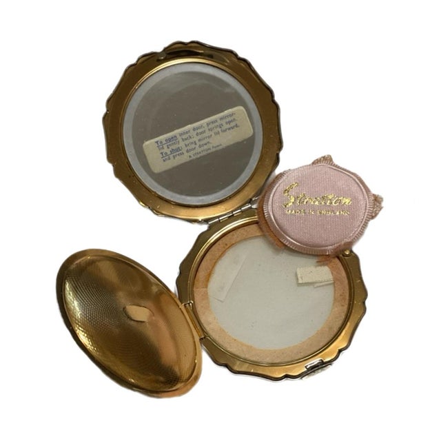 Metal Vintage Stratton Powder Compact - Silver-Tone Embossed Lid For Sale - Image 7 of 8