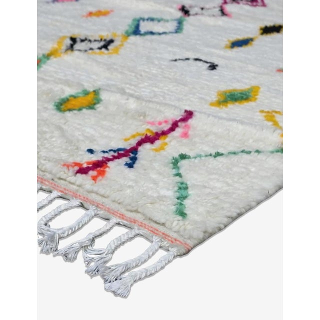 Geometric Azilal Rug – Handmade Moroccan Berber Wool Carpet This handmade Azilal rug features a delicate geometric...