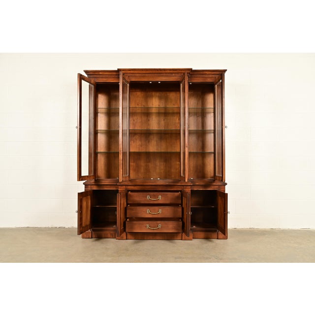 1980s Baker Furniture Style French Regency Carved Walnut Lighted Breakfront Bookcase Cabinet For Sale - Image 5 of 12