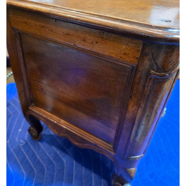 Early 19th Century French Provincial Louis XV Walnut Petite Commode (Table De Chevet), Circa 1790–1825 For Sale - Image 15 of 18