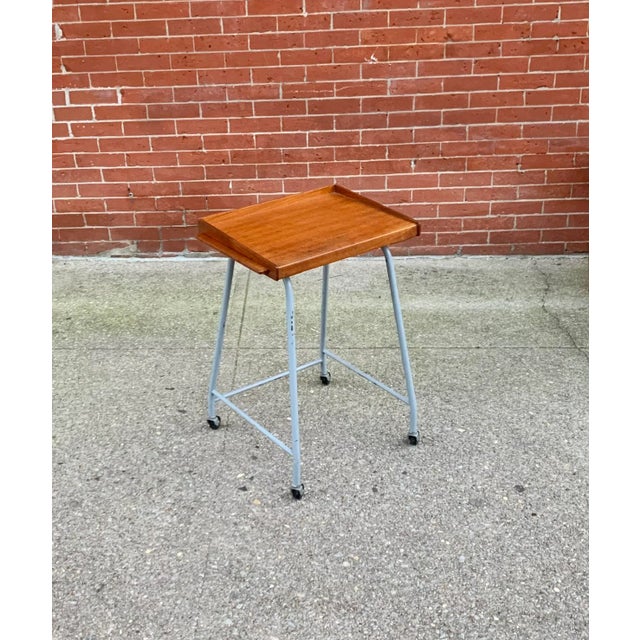 Rollable small work table in teak with pull-out on both sides of extension from the 1960s.