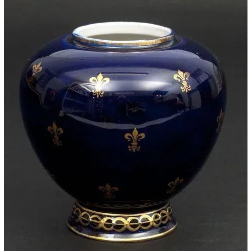 Middle of 20th century. Royal Vienna porcelain factory, Austria. Porcelain, cobalt, gilding. Height 16 cm.