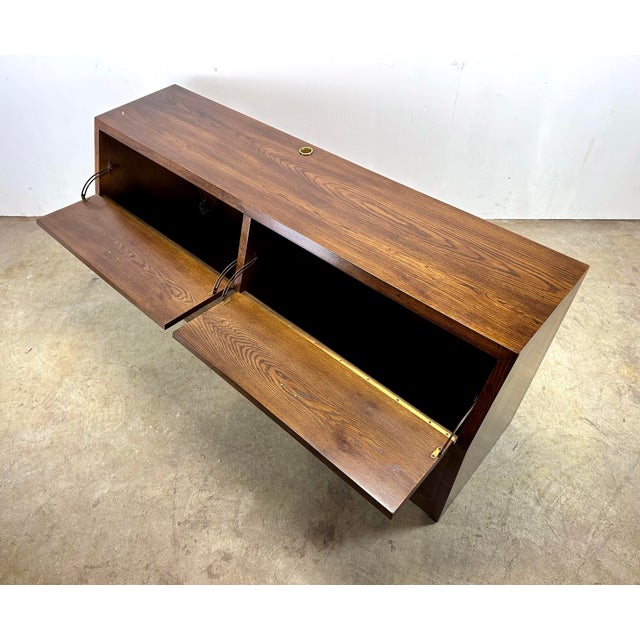 1970s 1970’s Henredon ‘Scene One’ Campaign Style Oak & Brass Queen Storage Headboard For Sale - Image 5 of 12