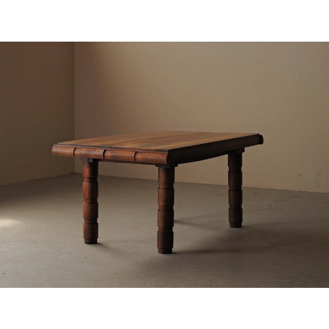 This table perfectly illustrates the transitional design of the 1940s, at the crossroads of modernist restraint and Art...