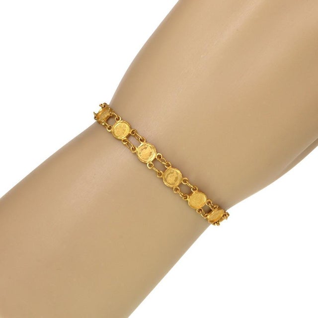 Late 20th Century 24k Yellow Gold Queen's Head Mini Coin Link Bracelet For Sale - Image 5 of 5