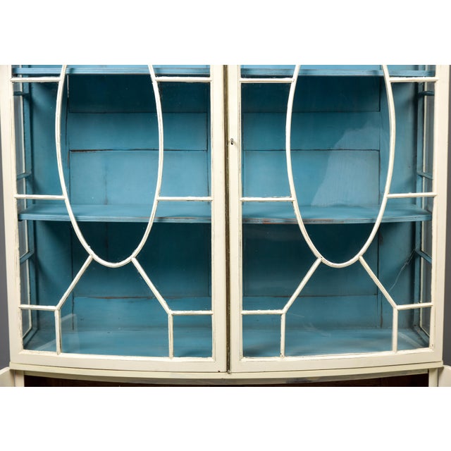 English Hepplewhite-Style Painted Display Cabinet, Circa 1920s For Sale In Detroit - Image 6 of 13