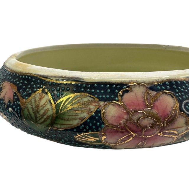 A richly decorated Satsuma bowl with lid Bring a touch of Japanese charm to your space with this gorgeous vintage Satsuma...