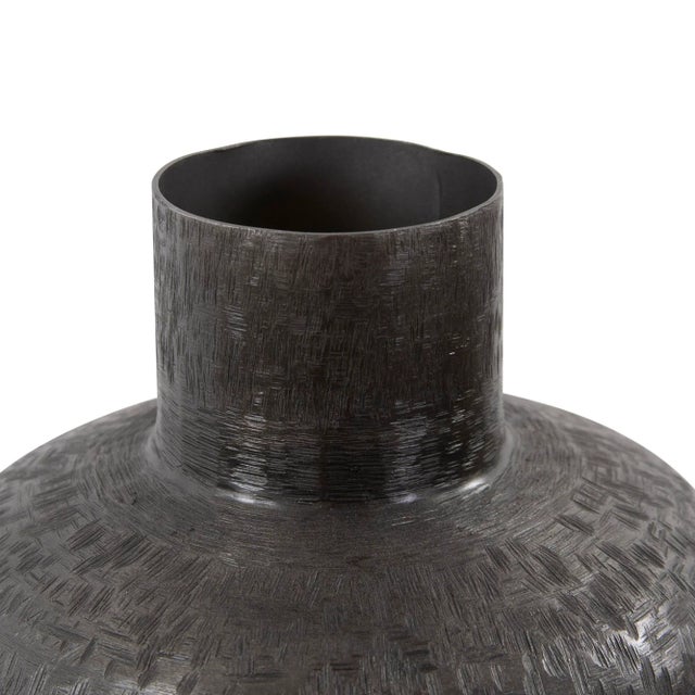 Kenneth Ludwig Chicago The Etched Crossways Short Neck Bottle Vase, Medium For Sale - Image 4 of 9