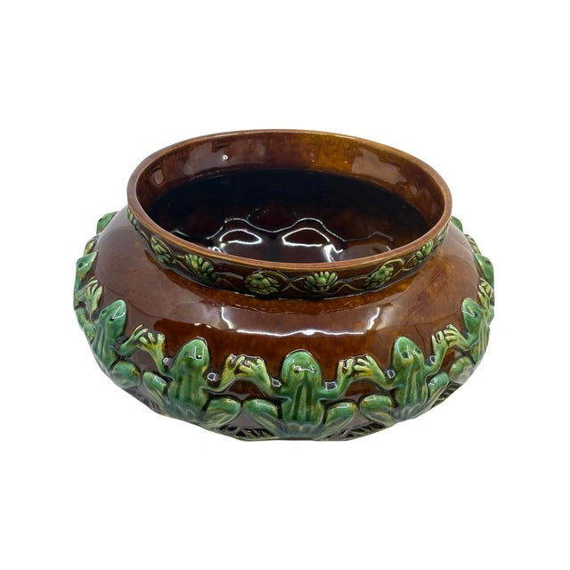 Mid-Century Modern Bordallo Pinheiro Jardinière Bowl With Frogs & Artichoke Leaf Border For Sale - Image 3 of 10