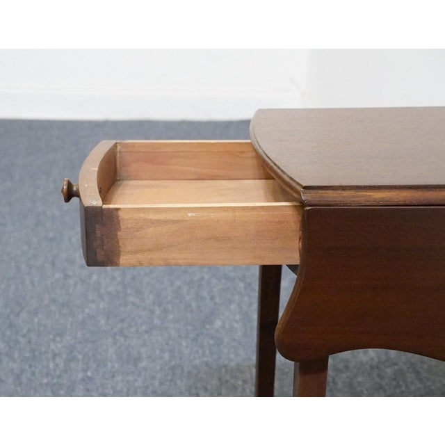 Vintage Antique Solid Mahogany Traditional Hepplewhite Style 26" Drop Leaf Accent End Table For Sale - Image 12 of 15
