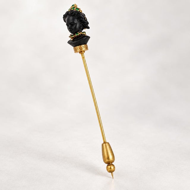 Antique Edwardian Hand-Carved Blackamoor Lady Stick Gold Pin With Emerald Crown For Sale - Image 4 of 5