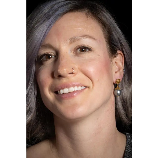 Contemporary 1990s 22K Gold and Tahitian Pearl Drop Earrings by Deborah Lockhart Phillips, Pair For Sale - Image 3 of 4