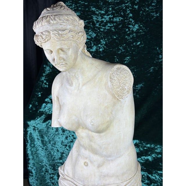 Grand Tour 42" Classical Grand Tour Style Venus De Milo Statue - Distressed Faux Stone Finish For Sale - Image 3 of 11