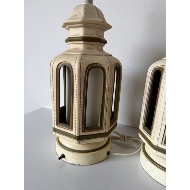 1970s Hollywood Regency Palm Beach Pagoda Style Ceramic Table Lamps – A Pair For Sale In Miami - Image 6 of 10