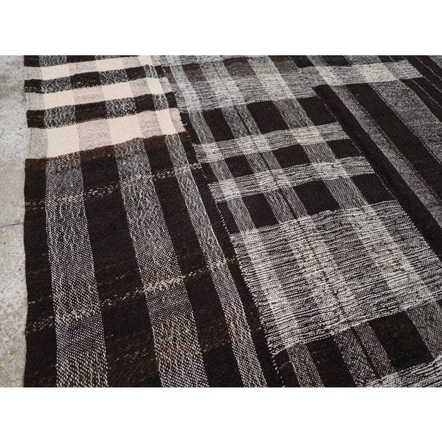 Tribal Galerie Shabab Collection Mid-20th Century Handmade Turkish Flatweave Kilim Long Room Size Carpet For Sale - Image 3 of 8