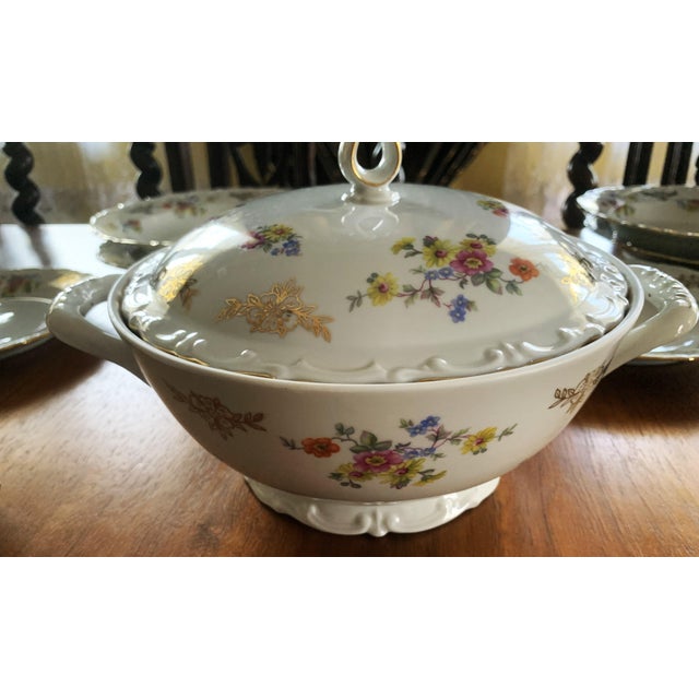 Exclusive Kahla Porcelain Dinner Set with Gold Accents, Germany, 1950s, Set of 39 For Sale - Image 16 of 18