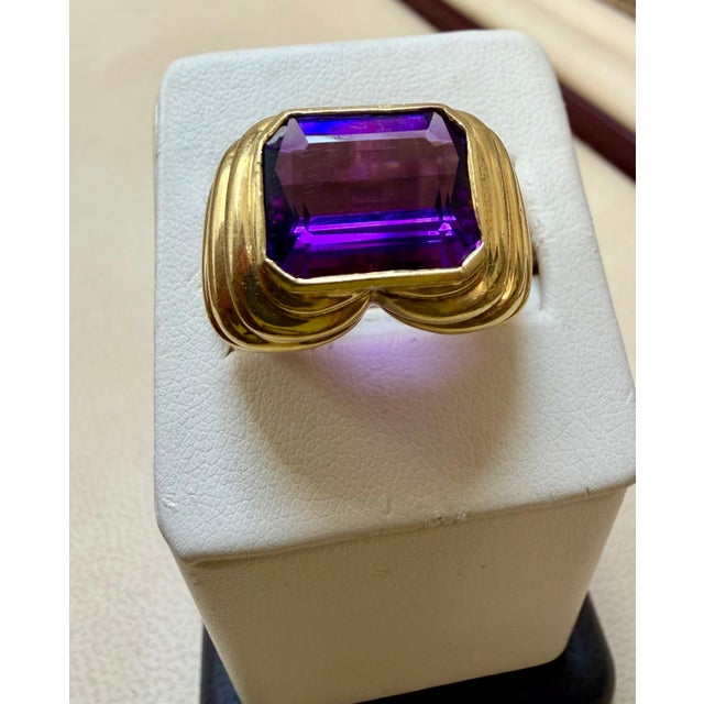 2020s 6 Carat Emerald Cut Amethyst Unisex Bezel Set Cocktail Ring in 18 Kt Yellow Gold For Sale - Image 5 of 8