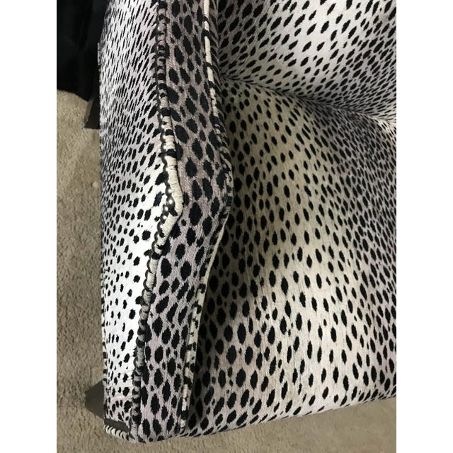 1980s Vintage Southern Furniture Co. Hollywood Regency Snow Leopard Velvet Settee For Sale - Image 5 of 10