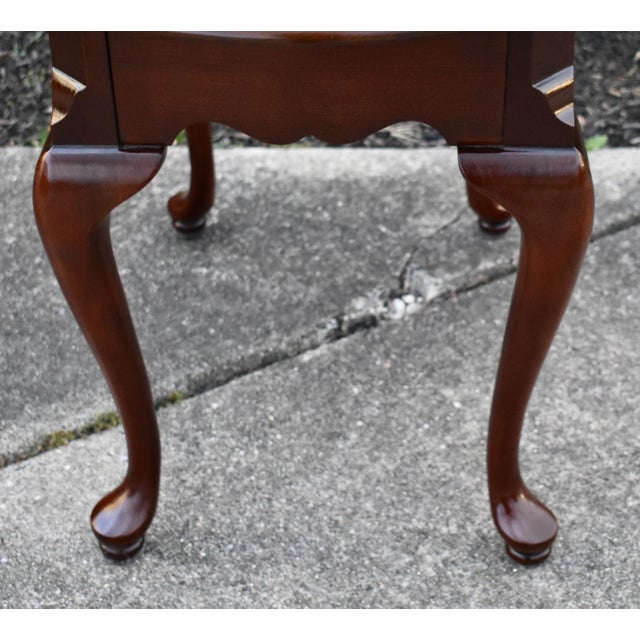 Queen Anne Thomasville Cherry Wood Table Vintage Queen Anne Oval Side End Pull Out Shelf For Sale - Image 3 of 12