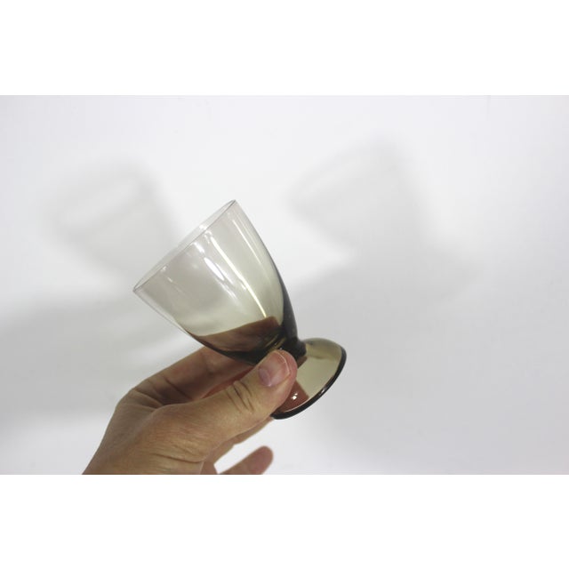 1960s Vintage Mid Century Modern Smoke Brown Gray Cordial Liqueur Glasses - Set of 4 For Sale - Image 5 of 7