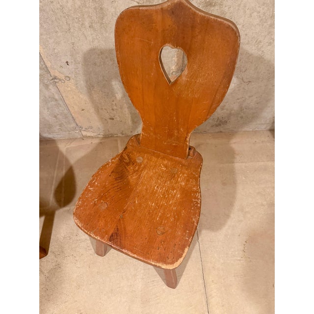 Early 20th Century Set of 2 Vintage Alpine Bavarian Heart-Cutout Plank Chairs (Brettstuhl) For Sale - Image 5 of 9