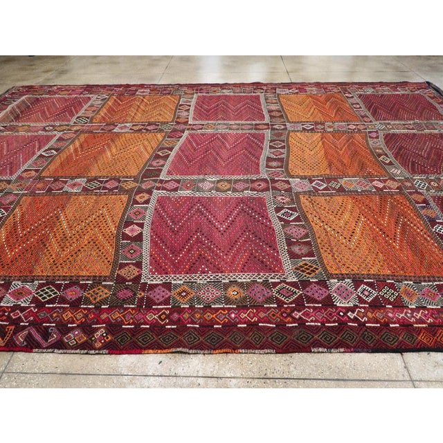 Galerie Shabab Collection Mid-20th Century Turkish Tribal Flatweave Kilim Large Carpet For Sale - Image 4 of 8