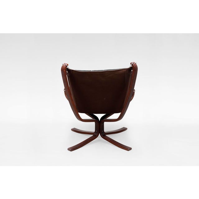 Vatne Møbler Set of Vintage Falcon Chairs and Ottoman in Brown Leather and Plywood by Sigurd Ressell for Vatne Møbler, 1970s For Sale - Image 4 of 7