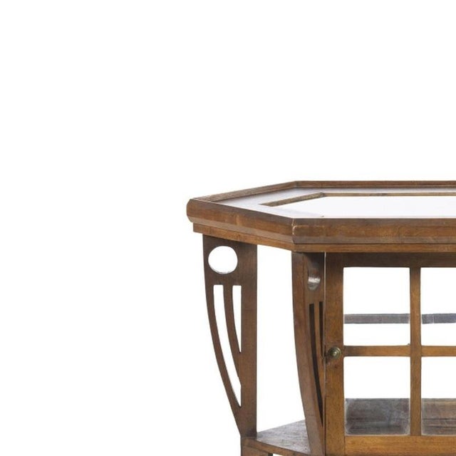 Furniture - Art Nouveau display case. Portuguese, early 20th century, made of walnut wood, hexagonal shape. Dimensions: 77...