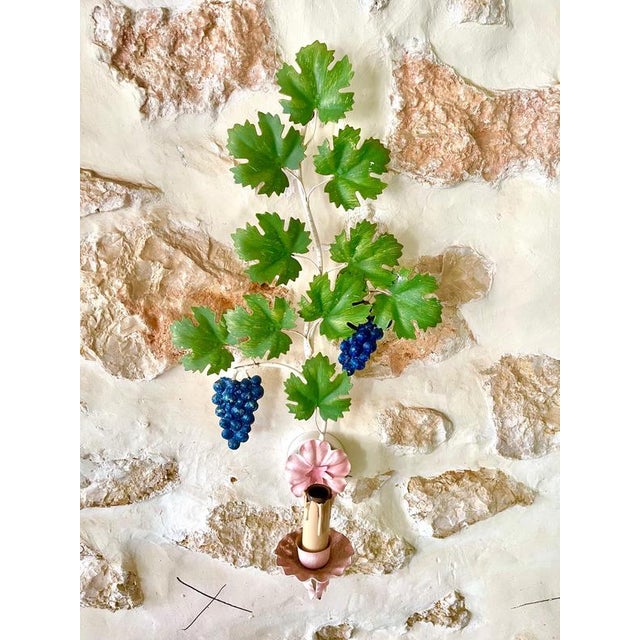 Brunch of Grapes Wall Light in Hand-Painted Tole Metal, Italy 1960s For Sale - Image 4 of 6