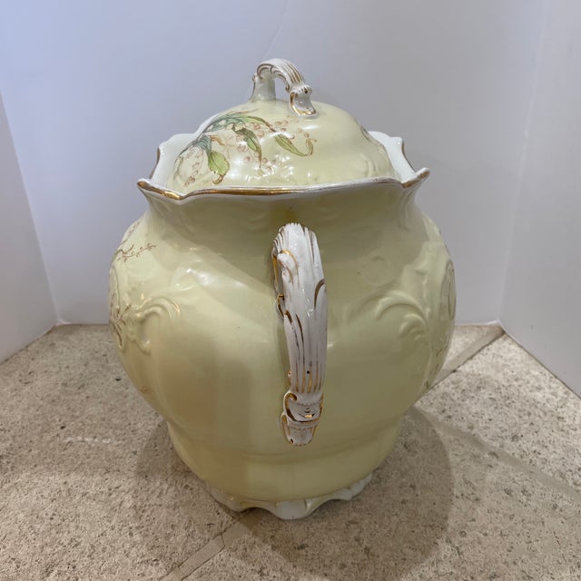 Light Yellow Early 20th Century Lily Jar or Vase Porcelain From England For Sale - Image 8 of 10