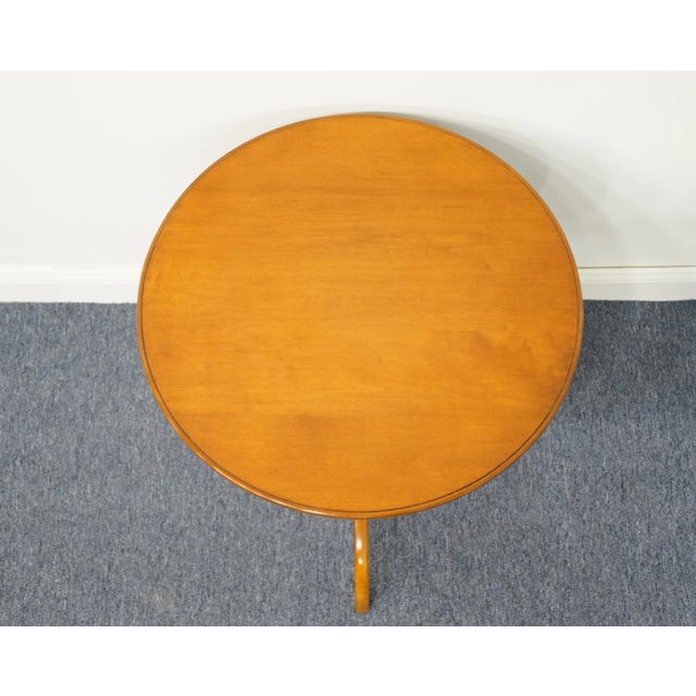 American Davis Cabinet Solid Vintage Maple Colonial Style 26" Round Accent Gueridon End Table 486 For Sale - Image 3 of 10