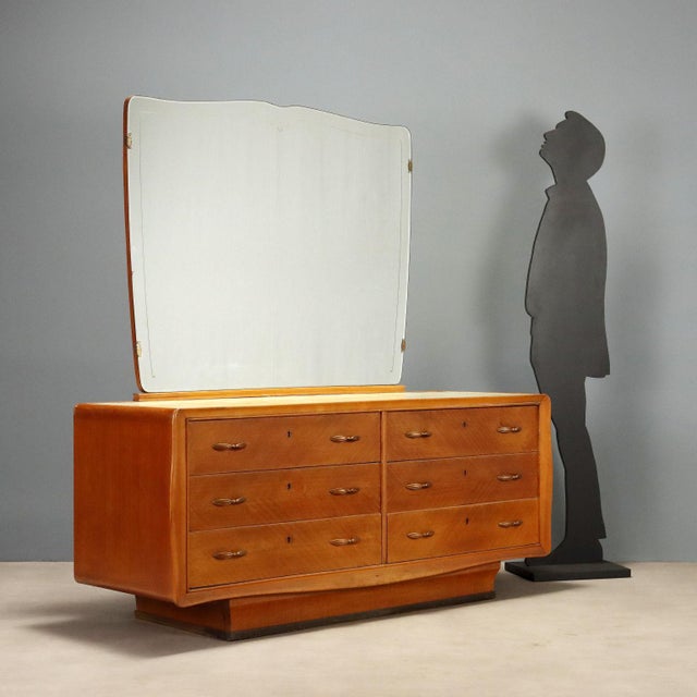 1950s-60s dresser with mirror in mahogany veneer, featuring typical mid-century design lines. The reverse-treated glass...