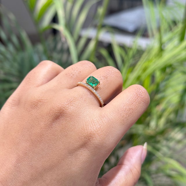 Contemporary 14k Yellow Gold Octagon Cut Floating 1 Carat Emerald Diamond Ring Size 6 For Sale - Image 3 of 18