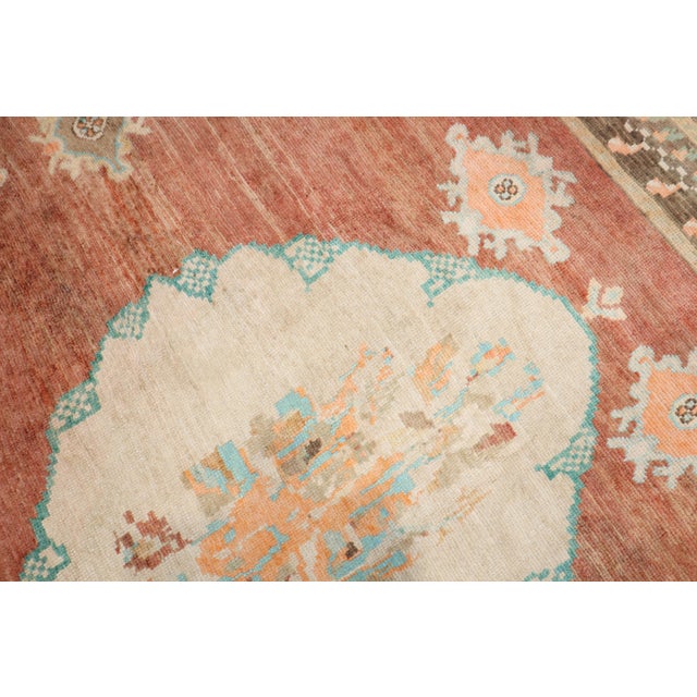 An early 20th-century Turkish Rug featuring 2 large pigeons on an apricot field Size 9' 5" x 11' 5" (287 x 348 cm).