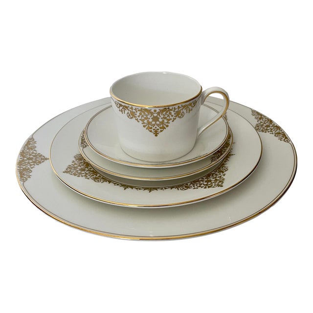 1990s Wedgwood Bone China Vera Wang Empress Jewel Dinner Set- 5 Pieces For Sale