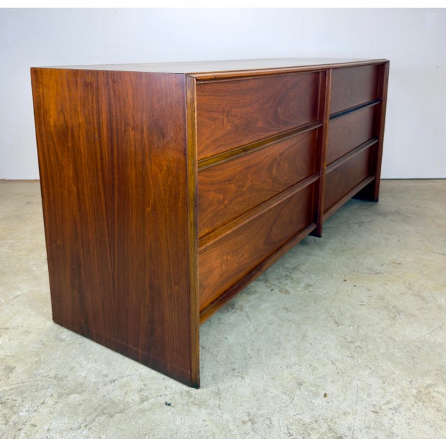 1950’s T H Robsjohn Gibbings for Widdicomb 6 Drawer Walnut Dresser Chest of Drawers For Sale In New York - Image 6 of 12