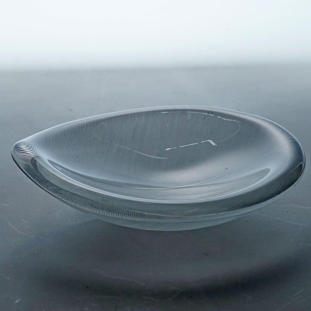 Tapio Wirkkala Large Vintage Art Glass Bowl by Tapio Wirkkala for Iittala 1950s For Sale - Image 4 of 7