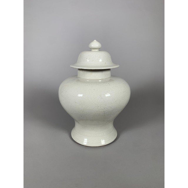 Porcelain vase from the 18th century, China, Qing Dynasty For Sale