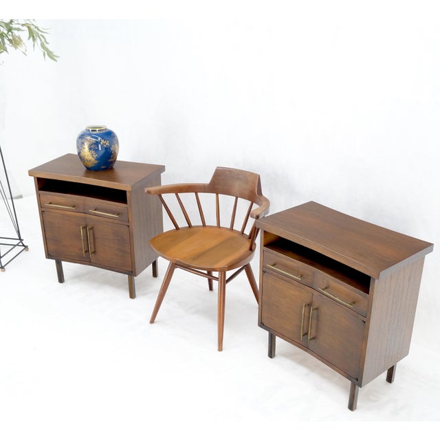 Dunbar Furniture Pair of Walnut Solid Brass Pulls Mid-Century Modern Nightstands Cabinets MINT! For Sale - Image 4 of 13
