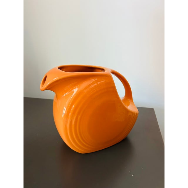 Fiesta® Large Disk Pitcher Tangerine Retired Color – Homer Laughlin USA Vitrified China 67 1/4 oz Mid-Century Style...