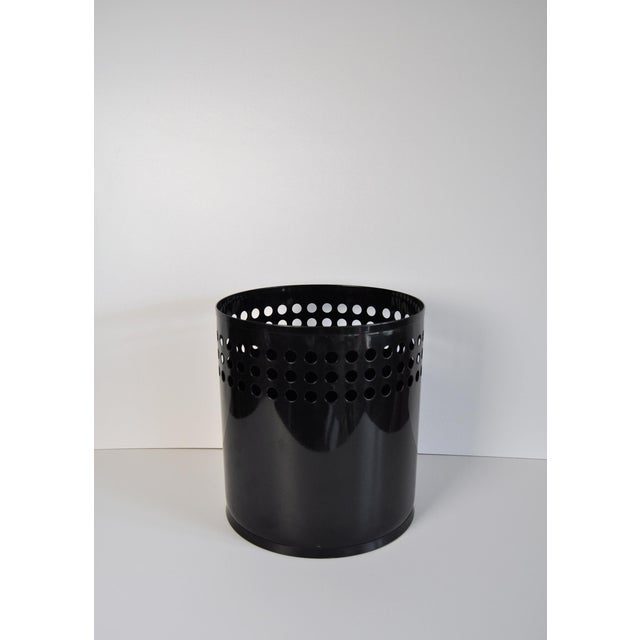 Black RM wastebasket, designed by Richard Müller. Simple and functional aesthetics made of metal with a classic industrial...