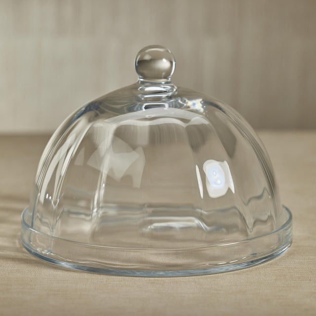 Enliven your serving game with a clear glass plate with dome lid. This round cloche with platter base serves as the...
