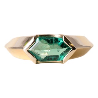 18k Gold 0.96 Carat Emerald Lozenge Cut Half Bezel Ring, Size 6.25 For Sale