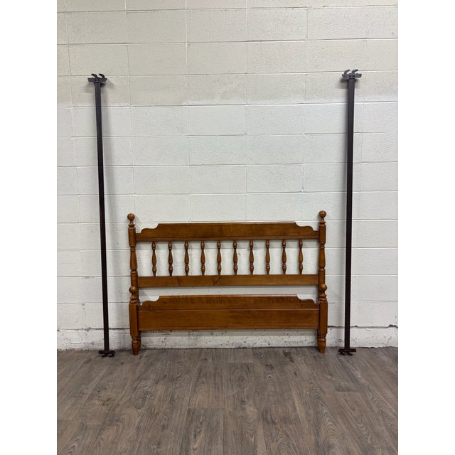 This is a gorgeous vintage Heywood-Wakefield Old Colony full-size bed crafted in warm maple with classic Early American /...