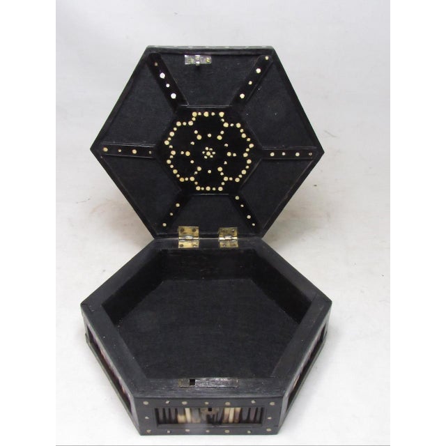 1900 - 1909 Antique Anglo Indian Hexagonal Porcupine Quill Box For Sale - Image 5 of 11
