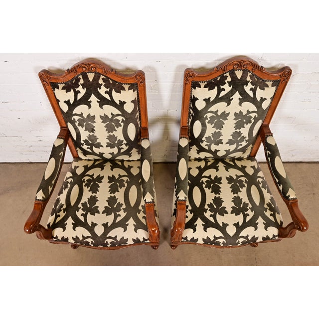 1980s Baker Furniture French Provincial Louis XV Carved Walnut Dining Chairs, Set of Eight For Sale - Image 5 of 16