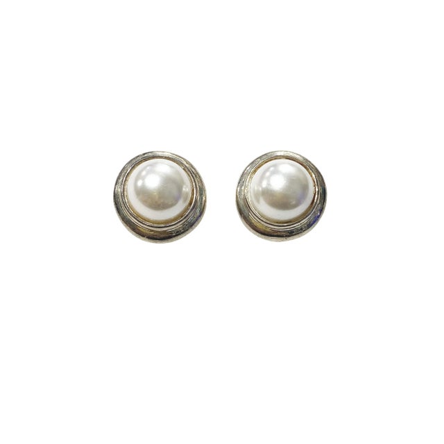 Vintage Faux Pearl Earrings Round Shape Rhinestones Clip on White Gold Tone For Sale - Image 4 of 5