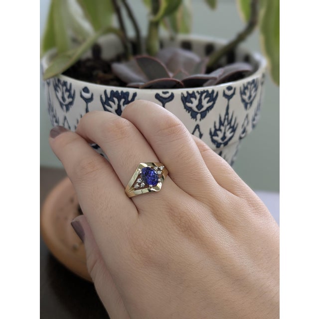 Indulge in refined luxury with this 1.4-carat tanzanite ring, expertly crafted in solid 14K yellow gold. Brilliant natural...
